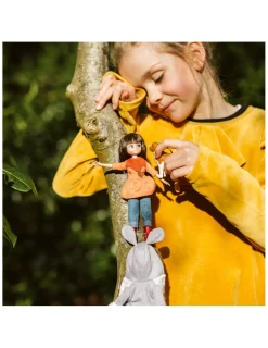 Lottie Poupée avec chien promenade dans le parc